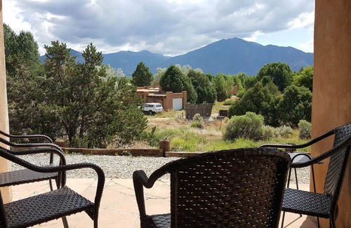 El Prado House | Scenic Hotel with Taos Mountain Views & Family Amenities