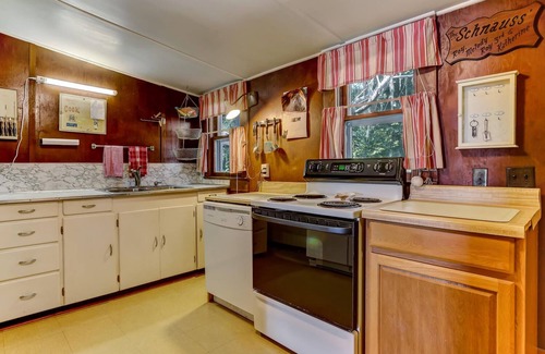 Starke House | Breathtaking Lakefront Retreat with 9.4/10 Guest Rating