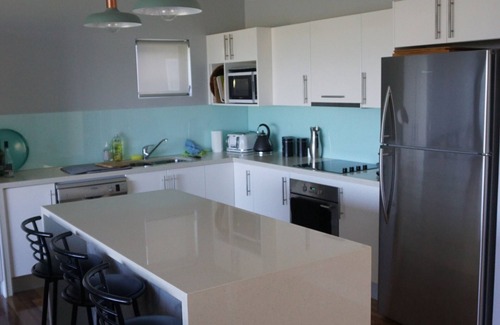 Anna Bay House | Inviting Family Retreat with Water Views, 2 Min to Beach