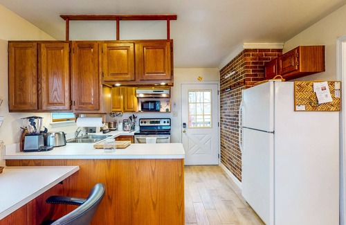Mount Victoria House | Waterfront Retreat with Pool, Spa & Perfect Guest Rating