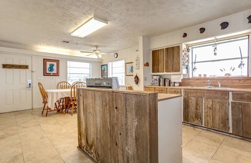 Flour Bluff House | Family-Friendly Spence's Laguna Madre Bayhouse with Spa & Hot Tub