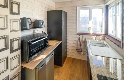 Calavante House | Relaxing Getaway in an Inviting Cottage with Spa & Lake View