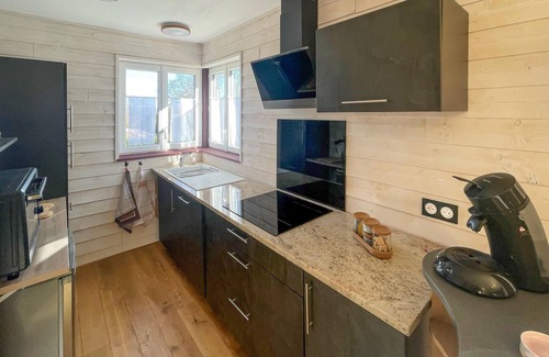Calavante House | Relaxing Getaway in an Inviting Cottage with Spa & Lake View
