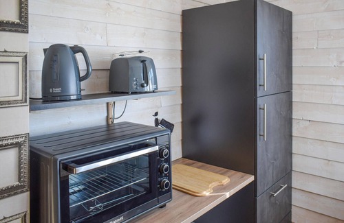 Calavante House | Relaxing Getaway in an Inviting Cottage with Spa & Lake View