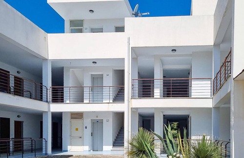 Isca Marina Apartment | Relaxing Beachside Apartment with Spa and Family Amenities