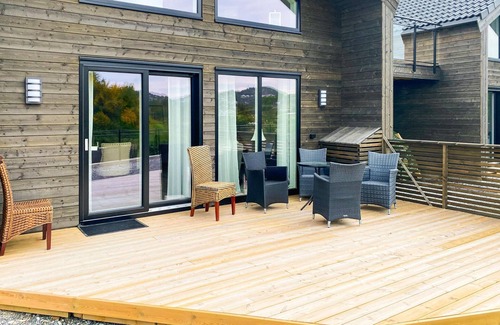 Loddefjord House | Experience a Memorable Stay in Our Sea View Getaway