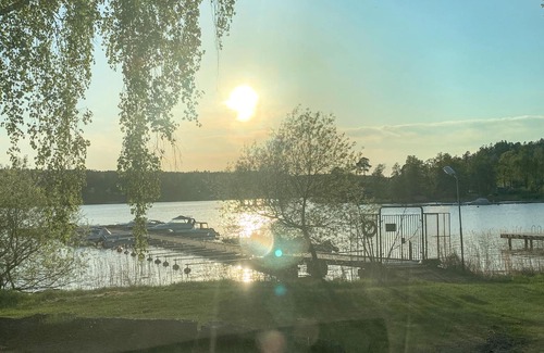 Sodertalje House | Unforgettable Lakefront Getaway with Spa & Breakfast
