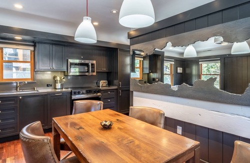 Homewood Cottage | Cozy Cottage Retreat with WiFi Near Ski Resort & Lake View
