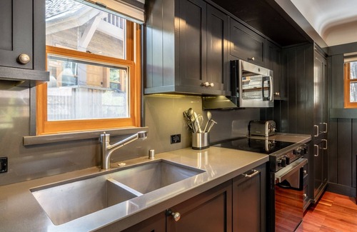 Homewood Cottage | Cozy Cottage Retreat with WiFi Near Ski Resort & Lake View