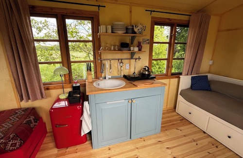 Oetzen House | Spend the night in the circus wagon on the sheep pasture