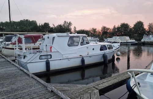 Heerenveen Boat Rental | Spend the night on a boat near Sneek, Joure & Heerenveen