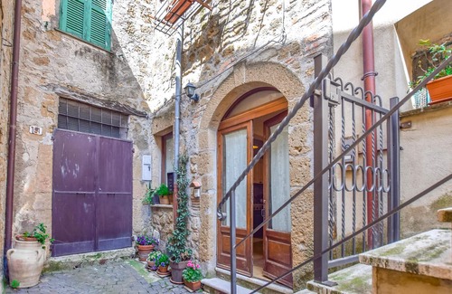 Farnese House | Explore a Beautiful Vacation Home in Franese with Lake Views