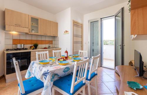 Lido Conchiglie House | Ocean View Retreat: 200m from Beach with Private Terrace