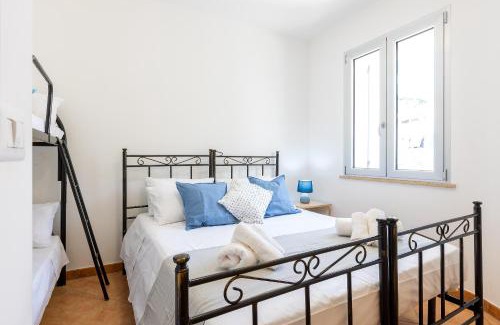 Lido Conchiglie House | Ocean View Retreat: 200m from Beach with Private Terrace