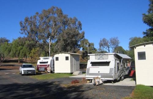 Parkes Resort | Pet-Friendly Retreat at Spicer Caravan Park - Family Fun Awaits