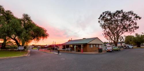 Parkes Resort | Pet-Friendly Retreat at Spicer Caravan Park - Family Fun Awaits