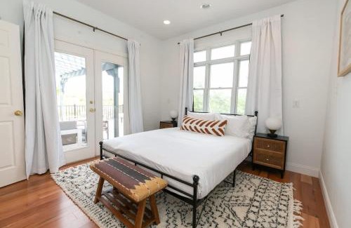 Spicewood House | Relax at Spicewood Lodge with Pool and Hot Tub Access