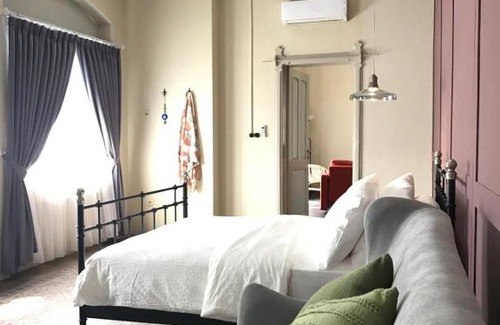 Semarang Utara House | Cozy Spiegel Home Studio: Family-Friendly with Breakfast