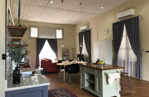 Semarang Utara House | Cozy Spiegel Home Studio: Family-Friendly with Breakfast
