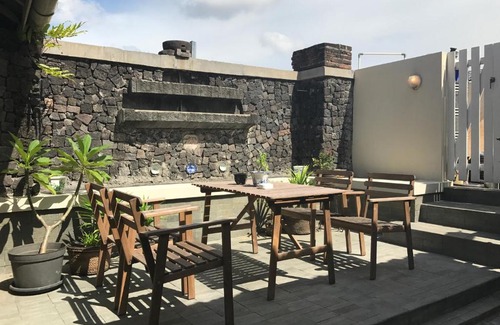 Semarang Utara House | Cozy Spiegel Home Studio: Family-Friendly with Breakfast
