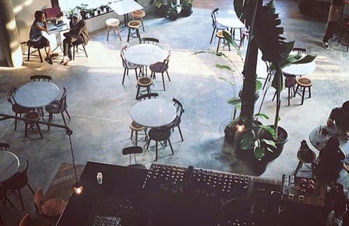 Semarang Utara House | Cozy Spiegel Home Studio: Family-Friendly with Breakfast