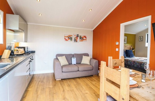 Swadlincote Cottage | Pet-Friendly Spindle with Hot Tub in Donisthorpe Escape