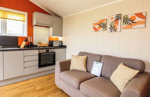 Swadlincote Cottage | Pet-Friendly Spindle with Hot Tub in Donisthorpe Escape