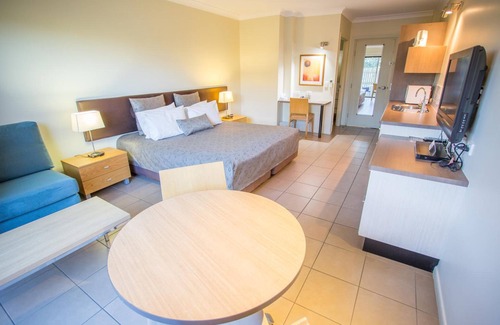 Townview Hotel | Top-Rated Spinifex Motel & Serviced Apartments with Breakfast