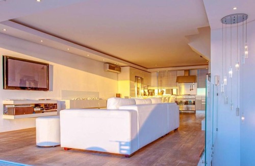 Lagoon Beach Apartment | Spinnakers 9 by HMH
