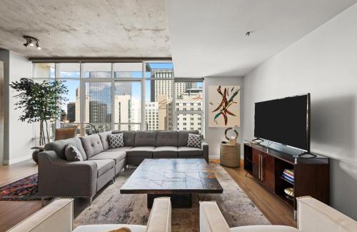 Downtown Denver House | Stylish Spire - Unit 1810 with Pool & Family-Friendly Amenities