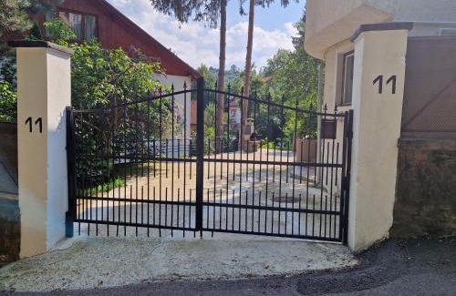 Brasov Apartment | Highly Rated Spirii House: Family-Friendly with Breakfast