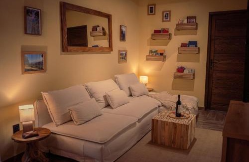 Szentendrei Villa | Unforgettable Spirit of the Earth Cottage with Ocean Views