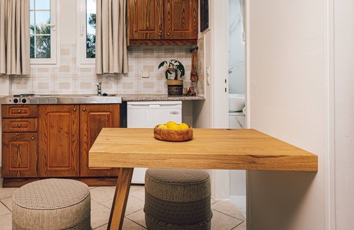 Laganas House | Top-Rated Spiros Family Apts with Oceanfront Pool & Spa