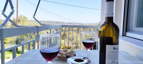 Giannades Apartment | Stylish Spiros House: Oceanfront Haven with 9.9/10 Rating
