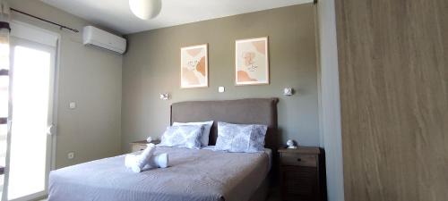 Giannades Apartment | Stylish Spiros House: Oceanfront Haven with 9.9/10 Rating