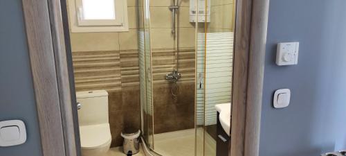 Giannades Apartment | Stylish Spiros House: Oceanfront Haven with 9.9/10 Rating