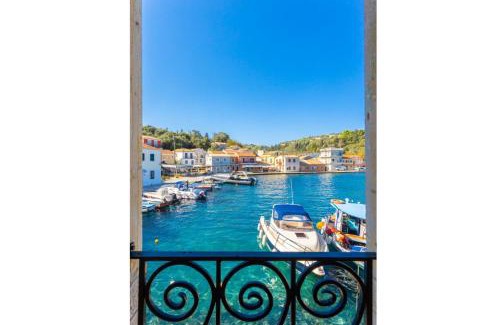 Longos Apartment | Discover Spiros Jetty House: Family-Friendly Retreat