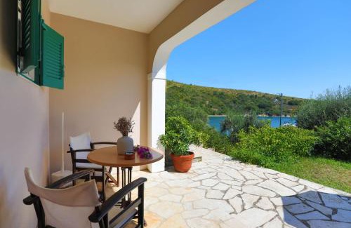 Agios Stefanos Apartment | Discover Spiros Saint Stephanos: Oceanfront Family Retreat