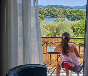 Perigiali Hotel | Exceptional Spiros Sea View: Family-Friendly Getaway