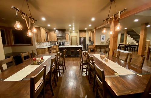Garden City Cabin | Experience Spectacular Views and a Fun Splash Pad!
