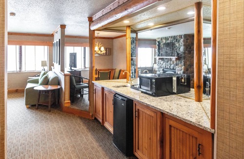 Dundee Hotel | Family-Friendly Splash Universe Resort with Pool & Breakfast