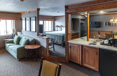 Dundee Hotel | Family-Friendly Splash Universe Resort with Pool & Breakfast