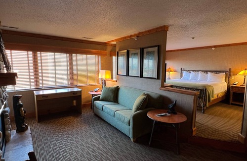 Dundee Hotel | Family-Friendly Splash Universe Resort with Pool & Breakfast