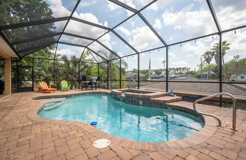 Palm Harbor Cottage | Relax at Splashing Dolphins with Spa and Pool Access
