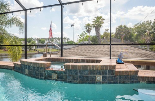 Palm Harbor Cottage | Relax at Splashing Dolphins with Spa and Pool Access