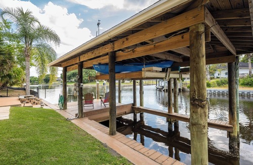 Palm Harbor Cottage | Relax at Splashing Dolphins with Spa and Pool Access