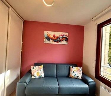 Charenton-le-Pont Apartment | Inviting 92m2 Renovated Suite with Family-Friendly Amenities