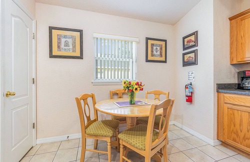 Silver Creek House | Inviting Home with Private Pool & Breakfast - Rated 9/10