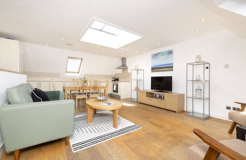 West End Apartment | Discover JOIVY 2-BR Flat with Breakfast in Edinburgh