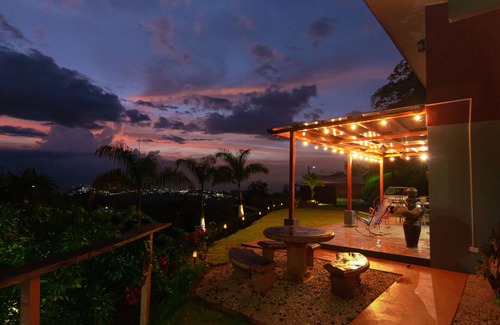 Quesada House | Tranquil Escape: House with Jacuzzi in Nature's Embrace